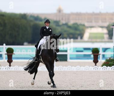 Versailles, France. 3 août 2024. Isabell Werth d'Allemagne à cheval Wendy participe au Grand prix spécial d'équitation par équipe de dressage aux Jeux Olympiques de Paris 2024 à Versailles, France, le 3 août 2024. Crédit : Yang Lei/Xinhua/Alamy Live News Banque D'Images