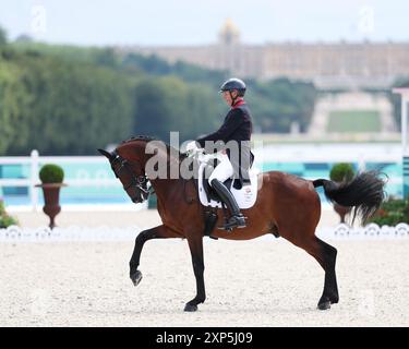 Versailles, France. 3 août 2024. Carl Hester de Grande-Bretagne Riding Fame participe au Grand prix spécial d'équitation par équipe de dressage aux Jeux Olympiques de Paris 2024 à Versailles, France, le 3 août 2024. Crédit : Yang Lei/Xinhua/Alamy Live News Banque D'Images