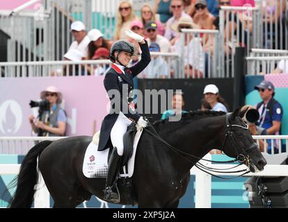 Versailles, France. 3 août 2024. Charlotte Fry de Grande-Bretagne Riding Glamourdale participe au Grand prix spécial d'équitation par équipe de dressage aux Jeux Olympiques de Paris 2024 à Versailles, France, le 3 août 2024. Crédit : Yang Lei/Xinhua/Alamy Live News Banque D'Images