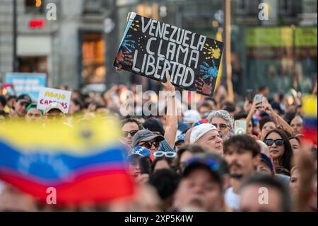 Madrid, Espagne. 03 août 2024. Un homme tient une pancarte indiquant "le Venezuela exige la liberté" en manifestant lors d'une manifestation. Des milliers de Vénézuéliens résidant à Madrid se sont rassemblés à la Puerta del sol pour protester et exprimer leur désaccord avec les résultats des élections au Venezuela et apporter leur soutien à la chef de l'opposition Maria Corina Machado et au candidat de l'opposition Edmundo Gonzalez. Crédit : Marcos del Mazo/Alamy Live News Banque D'Images