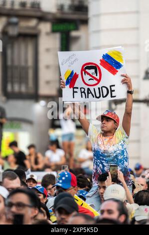 Madrid, Espagne. 03 août 2024. Un homme tient une pancarte contre Nicolas Maduro lisant "fraude" manifestant lors d'une manifestation. Des milliers de Vénézuéliens résidant à Madrid se sont rassemblés à la Puerta del sol pour protester et exprimer leur désaccord avec les résultats des élections au Venezuela et apporter leur soutien à la chef de l'opposition Maria Corina Machado et au candidat de l'opposition Edmundo Gonzalez. Crédit : Marcos del Mazo/Alamy Live News Banque D'Images