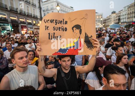 Madrid, Espagne. 03 août 2024. Un homme tient une pancarte indiquant "Venezuela, je rêve que vous soyez libre" en manifestant lors d'une manifestation. Des milliers de Vénézuéliens résidant à Madrid se sont rassemblés à la Puerta del sol pour protester et exprimer leur désaccord avec les résultats des élections au Venezuela et apporter leur soutien à la chef de l'opposition Maria Corina Machado et au candidat de l'opposition Edmundo Gonzalez. Crédit : Marcos del Mazo/Alamy Live News Banque D'Images