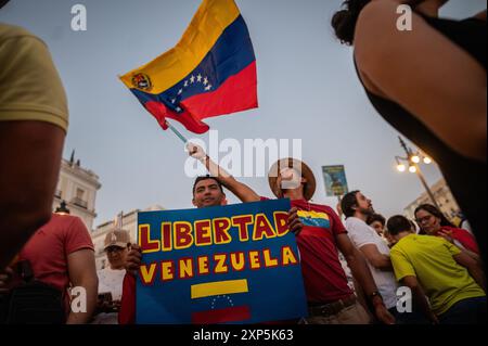 Madrid, Espagne. 03 août 2024. Un homme tient une pancarte lisant "liberté Venezuela" manifestant lors d'une manifestation. Des milliers de Vénézuéliens résidant à Madrid se sont rassemblés à la Puerta del sol pour protester et exprimer leur désaccord avec les résultats des élections au Venezuela et apporter leur soutien à la chef de l'opposition Maria Corina Machado et au candidat de l'opposition Edmundo Gonzalez. Crédit : Marcos del Mazo/Alamy Live News Banque D'Images