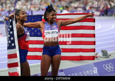 Paris, Ile de France, France. 3 août 2024. Sha'carri Richardson (USA) et Melissa Jefferson célèbrent leurs médailles d'argent et de bronze au 100m féminin au stade de France lors des Jeux Olympiques de Paris 2024 le samedi 3 août 2024 à Paris. (Crédit image : © Paul Kitagaki, Jr./ZUMA Press Wire) USAGE ÉDITORIAL SEULEMENT! Non destiné à UN USAGE commercial ! Crédit : ZUMA Press, Inc/Alamy Live News Banque D'Images