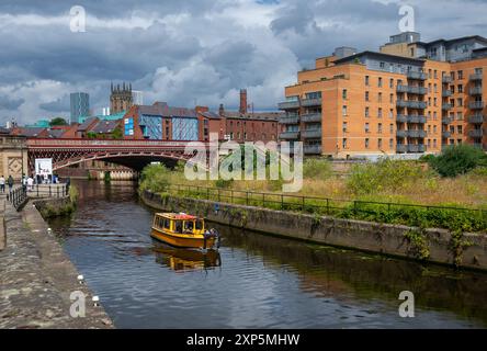 Water Taxi opérant sur la rivière aire approchant Leeds Dock, Leeds, West Yorkshire, Angleterre, Royaume-Uni Banque D'Images