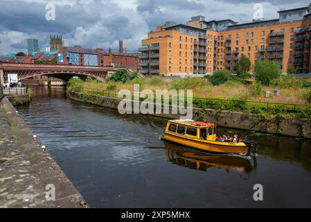 Water Taxi opérant sur la rivière aire approchant Leeds Dock, Leeds, West Yorkshire, Angleterre, Royaume-Uni Banque D'Images