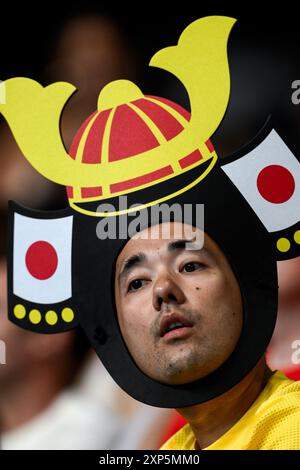 Paris, France. 03 août 2024. Supporter de Team Japan lors de la séance de natation des Jeux Olympiques de Paris 2024 à la Defense Arena à Paris (France), le 03 août 2024. Crédit : Insidefoto di andrea staccioli/Alamy Live News Banque D'Images