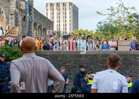 Bristol, Royaume-Uni. 3 août 2024. Des militants anti-racisme sont photographiés alors qu’ils affrontent des militants d’extrême droite à Castle Park, dans le centre de Bristol. Ces derniers jours, des violences ont éclaté lors de manifestations similaires d'extrême droite dans plusieurs villes anglaises suite à un attentat à l'arme blanche qui a tué trois jeunes filles. La police de Bristol a reçu des pouvoirs supplémentaires pour arrêter, fouiller et disperser les gens afin d'éviter que des troubles éclatent entre le groupe d'extrême droite et les manifestants antiracistes qui ont organisé une contre-manifestation. Crédit : Lynchpics/Alamy Live News Banque D'Images