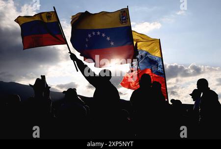 POL MARCHA RECHAZO MADURO VENEZUELA Quito, 03 août 2024, dans le Parc du bicentenaire une marche manifeste en faveur de la liberté du Venezuela et en rejet de ce qui a été qualifié de fraude électorale par les manifestants, Garel Benalcazar API Quito Pichincha Ecuador POL MARCHARECHAZOMADURO VENEZUELA b1710b3baf9ca260795693c6eece2ddc Copyright : xGARELxBENALCAZARX Banque D'Images