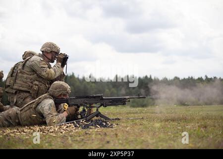 Les soldats américains affectés au 21e Theater Sustainment Command tirent une mitrailleuse M240B dans le cadre de la compétition de la meilleure escouade de l'armée américaine Europe et Afrique (USAREUR-AF) sur la zone d'entraînement de Grafenwoehr, Allemagne, le 1er août 2024. Des soldats de l'USAREUR-AF participeront à la compétition de la meilleure escouade de l'année à Grafenwoehr, Allemagne, du 31 juillet au 9 août 2024. Les équipes représentant des unités de toute l'USAREUR-AF testeront leurs compétences tactiques, leur communication et leur cohésion globale alors qu'elles concourent pour le titre de meilleure escouade. Les gagnants de cette compétition avanceront pour concourir à la U.S. Army Best Squad Banque D'Images