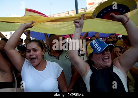 Madrid, Espagne. 03 août 2024. Madrid Espagne ; 08/03/2024.- les Vénézuéliens descendent dans les rues de Madrid pour condamner la réélection de Maduro. Des centaines de Vénézuéliens protestent à la Puerta del sol contre la poursuite du dirigeant chaviste soupçonné de fraude électorale et exigeant la présentation du procès-verbal. Indignation contre le résultat des élections de dimanche, qui a donné Nicolás Maduro vainqueur. Le Conseil National électoral (CNE), contrôlé par le parti au pouvoir, a donné au leader chaviste 51,2% des voix contre 44,2% pour Edmundo González. Crédit : Juan Carlos Rojas/dpa/Alamy Live News Banque D'Images