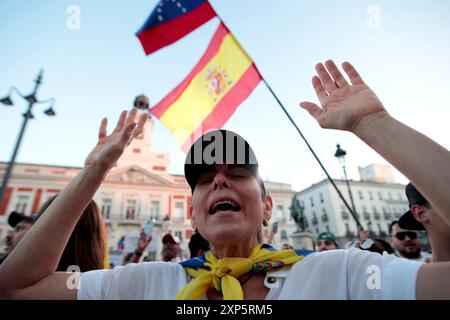 Madrid, Espagne. 03 août 2024. Madrid Espagne ; 08/03/2024.- les Vénézuéliens descendent dans les rues de Madrid pour condamner la réélection de Maduro. Des centaines de Vénézuéliens protestent à la Puerta del sol contre la poursuite du dirigeant chaviste soupçonné de fraude électorale et exigeant la présentation du procès-verbal. Indignation contre le résultat des élections de dimanche, qui a donné Nicolás Maduro vainqueur. Le Conseil National électoral (CNE), contrôlé par le parti au pouvoir, a donné au leader chaviste 51,2% des voix contre 44,2% pour Edmundo González. Crédit : Juan Carlos Rojas/dpa/Alamy Live News Banque D'Images