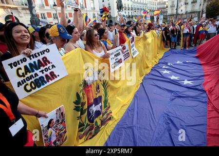 Madrid, Espagne. 03 août 2024. Madrid Espagne ; 08/03/2024.- les Vénézuéliens descendent dans les rues de Madrid pour condamner la réélection de Maduro. Des centaines de Vénézuéliens protestent à la Puerta del sol contre la poursuite du dirigeant chaviste soupçonné de fraude électorale et exigeant la présentation du procès-verbal. Indignation contre le résultat des élections de dimanche, qui a donné Nicolás Maduro vainqueur. Le Conseil National électoral (CNE), contrôlé par le parti au pouvoir, a donné au leader chaviste 51,2% des voix contre 44,2% pour Edmundo González. Crédit : Juan Carlos Rojas/dpa/Alamy Live News Banque D'Images