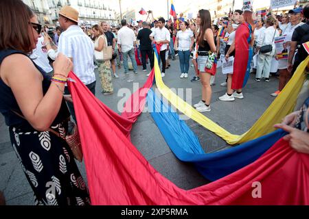 Madrid, Espagne. 03 août 2024. Madrid Espagne ; 08/03/2024.- les Vénézuéliens descendent dans les rues de Madrid pour condamner la réélection de Maduro. Des centaines de Vénézuéliens protestent à la Puerta del sol contre la poursuite du dirigeant chaviste soupçonné de fraude électorale et exigeant la présentation du procès-verbal. Indignation contre le résultat des élections de dimanche, qui a donné Nicolás Maduro vainqueur. Le Conseil National électoral (CNE), contrôlé par le parti au pouvoir, a donné au leader chaviste 51,2% des voix contre 44,2% pour Edmundo González. Crédit : Juan Carlos Rojas/dpa/Alamy Live News Banque D'Images