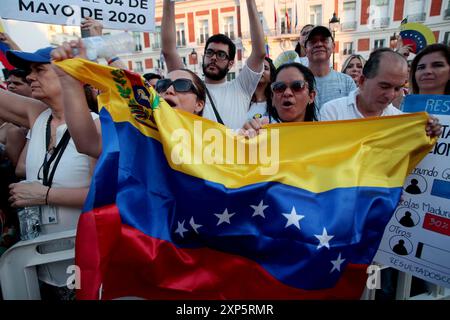 Madrid, Espagne. 03 août 2024. Madrid Espagne ; 08/03/2024.- les Vénézuéliens descendent dans les rues de Madrid pour condamner la réélection de Maduro. Des centaines de Vénézuéliens protestent à la Puerta del sol contre la poursuite du dirigeant chaviste soupçonné de fraude électorale et exigeant la présentation du procès-verbal. Indignation contre le résultat des élections de dimanche, qui a donné Nicolás Maduro vainqueur. Le Conseil National électoral (CNE), contrôlé par le parti au pouvoir, a donné au leader chaviste 51,2% des voix contre 44,2% pour Edmundo González. Crédit : Juan Carlos Rojas/dpa/Alamy Live News Banque D'Images