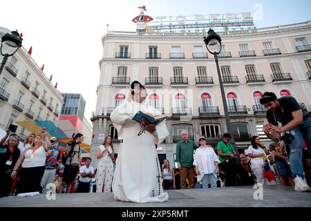 Madrid, Espagne. 03 août 2024. Madrid Espagne ; 08/03/2024.- les Vénézuéliens descendent dans les rues de Madrid pour condamner la réélection de Maduro. Des centaines de Vénézuéliens protestent à la Puerta del sol contre la poursuite du dirigeant chaviste soupçonné de fraude électorale et exigeant la présentation du procès-verbal. Indignation contre le résultat des élections de dimanche, qui a donné Nicolás Maduro vainqueur. Le Conseil National électoral (CNE), contrôlé par le parti au pouvoir, a donné au leader chaviste 51,2% des voix contre 44,2% pour Edmundo González. Crédit : Juan Carlos Rojas/dpa/Alamy Live News Banque D'Images