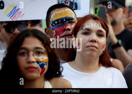 Madrid, Espagne. 03 août 2024. Madrid Espagne ; 08/03/2024.- les Vénézuéliens descendent dans les rues de Madrid pour condamner la réélection de Maduro. Des centaines de Vénézuéliens protestent à la Puerta del sol contre la poursuite du dirigeant chaviste soupçonné de fraude électorale et exigeant la présentation du procès-verbal. Indignation contre le résultat des élections de dimanche, qui a donné Nicolás Maduro vainqueur. Le Conseil National électoral (CNE), contrôlé par le parti au pouvoir, a donné au leader chaviste 51,2% des voix contre 44,2% pour Edmundo González. Crédit : Juan Carlos Rojas/dpa/Alamy Live News Banque D'Images