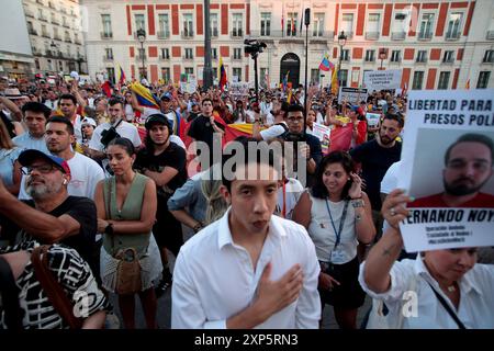 Madrid, Espagne. 03 août 2024. Madrid Espagne ; 08/03/2024.- les Vénézuéliens descendent dans les rues de Madrid pour condamner la réélection de Maduro. Des centaines de Vénézuéliens protestent à la Puerta del sol contre la poursuite du dirigeant chaviste soupçonné de fraude électorale et exigeant la présentation du procès-verbal. Indignation contre le résultat des élections de dimanche, qui a donné Nicolás Maduro vainqueur. Le Conseil National électoral (CNE), contrôlé par le parti au pouvoir, a donné au leader chaviste 51,2% des voix contre 44,2% pour Edmundo González. Crédit : Juan Carlos Rojas/dpa/Alamy Live News Banque D'Images