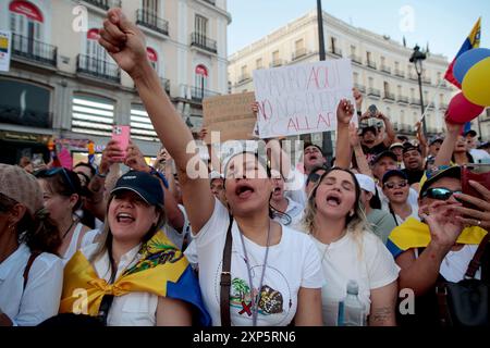 Madrid, Espagne. 03 août 2024. Madrid Espagne ; 08/03/2024.- les Vénézuéliens descendent dans les rues de Madrid pour condamner la réélection de Maduro. Des centaines de Vénézuéliens protestent à la Puerta del sol contre la poursuite du dirigeant chaviste soupçonné de fraude électorale et exigeant la présentation du procès-verbal. Indignation contre le résultat des élections de dimanche, qui a donné Nicolás Maduro vainqueur. Le Conseil National électoral (CNE), contrôlé par le parti au pouvoir, a donné au leader chaviste 51,2% des voix contre 44,2% pour Edmundo González. Crédit : Juan Carlos Rojas/dpa/Alamy Live News Banque D'Images