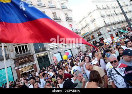 Madrid, Espagne. 03 août 2024. Madrid Espagne ; 08/03/2024.- les Vénézuéliens descendent dans les rues de Madrid pour condamner la réélection de Maduro. Des centaines de Vénézuéliens protestent à la Puerta del sol contre la poursuite du dirigeant chaviste soupçonné de fraude électorale et exigeant la présentation du procès-verbal. Indignation contre le résultat des élections de dimanche, qui a donné Nicolás Maduro vainqueur. Le Conseil National électoral (CNE), contrôlé par le parti au pouvoir, a donné au leader chaviste 51,2% des voix contre 44,2% pour Edmundo González. Crédit : Juan Carlos Rojas/dpa/Alamy Live News Banque D'Images