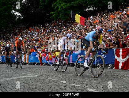 Paris, France. 3 août 2024. Les athlètes de Cycling Road dans la catégorie masculine réalisent la course pour les Jeux Olympiques de Paris 2024 à Paris, France, le 3 août 2024 crédit : Andre Paes/Alamy Live News Banque D'Images