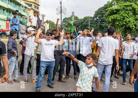 La marche de protestation des étudiants contre la discrimination a pris la forme d'une manifestation publique dans la zone du nouveau marché de Chittagong, où des milliers d'étudiants et de gens ordinaires ont participé. Pendant ce temps, les étudiants scandaient des slogans comme "nous voulons la justice, nous voulons la justice pour le meurtre d'étudiants, pourquoi mon frère a-t-il été tué, nous voulons la justice". Le mouvement de réforme des quotas du Bangladesh de 2024 est une manifestation antigouvernementale et pro-démocratie en cours au Bangladesh, menée principalement par les étudiants des universités publiques et privées. (Photo de Md. Zakir Hossain/Pacific Press) Banque D'Images