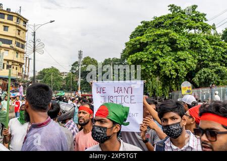 Chittagong, Chattogram, Bangladesh. 3 août 2024. La marche de protestation des étudiants contre la discrimination a pris la forme d'une manifestation publique dans la zone du nouveau marché de Chittagong, où des milliers d'étudiants et de gens ordinaires ont participé. Pendant ce temps, les étudiants scandaient des slogans comme "nous voulons la justice, nous voulons la justice pour le meurtre d'étudiants, pourquoi mon frère a-t-il été tué, nous voulons la justice". Le mouvement de réforme des quotas du Bangladesh de 2024 est une manifestation antigouvernementale et pro-démocratie en cours au Bangladesh, menée principalement par les étudiants des universités publiques et privées. (Crédit image : © MD Banque D'Images