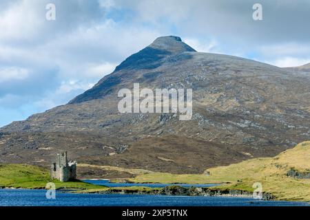 Château d'Ardvreck et le pic de Spidean Coinich (Quinag) depuis le Loch Assynt, près d'Inchnadamph, Sutherland, Écosse, Royaume-Uni Banque D'Images