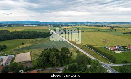 Vue aérienne des champs ouverts et des routes sinueuses dans un paysage rural tranquille Banque D'Images