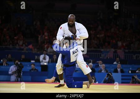 PARIS - FRANCE, 3 août 2024, Paris OLYMPICS judo, France remporte le championnat de judo par équipe, judoka Frances Teddy Riner en action. La France remporte la médaille d'or Banque D'Images