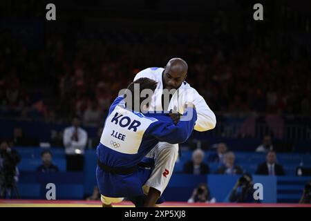 PARIS - FRANCE, 3 août 2024, Paris OLYMPICS judo, France remporte le championnat de judo par équipe, judoka Frances Teddy Riner en action. La France remporte la médaille d'or Banque D'Images