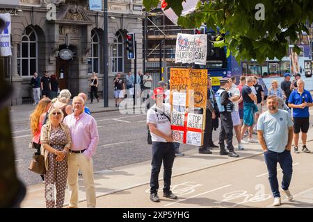 Leeds, Royaume-Uni. 03 AOÛT 2024. L'homme du côté droit tient un certain nombre de pancartes tout en portant une chemise «tommy robinson gratuit» en tant que protestataires à la fois à gauche et à droite du spectre rassemblé à Leeds. Une importante Assemblée de droite auto-identifiante d'environ 200 personnes s'est réunie avec une contre-manifestation de la SUTR, ainsi que des militants de la marche hebdomadaire Pro Palestine. La droite a marché brièvement dans le centre de Leeds et une arrestation a été notée. Crédit Milo Chandler/Alamy Live News Banque D'Images