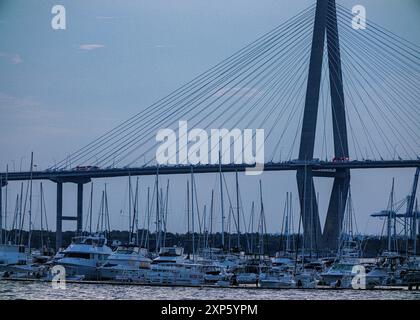 Vue sur le pont historique Arthur Ravenel Jr à Charleston, SC au crépuscule sur la célèbre marina Banque D'Images