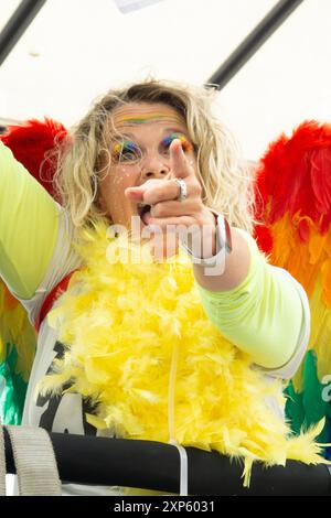 Brighton & Hove, Sussex, Royaume-Uni. 3 août 2024. Fort et fier : dame dans un costume d'ange coloré pointe vers la foule à la Pride Community Parade. Cristina Massei/Alamy Live News Banque D'Images