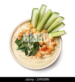 Savoureux houmous avec pois chiches, concombre et persil dans un bol isolé sur blanc, vue de dessus Banque D'Images