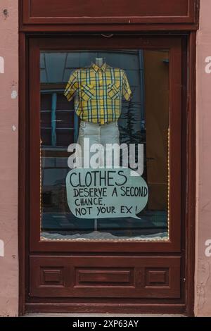 Le signe d'occasion dans la vitrine est manuscrit Varazdin Croatia 10.07.24 Banque D'Images