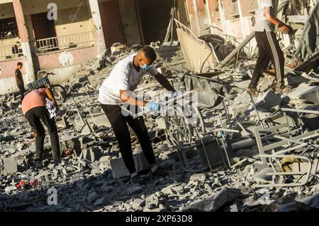 Gaza. 3 août 2024. Des Palestiniens inspectent l’école Hamama attaquée par des avions de guerre israéliens dans le quartier de Sheikh Radwan au Nord de la ville de Gaza, le 3 août 2024. Au moins 15 Palestiniens ont été tués et des dizaines d'autres blessés par une frappe aérienne israélienne sur une école dans le quartier de Sheikh Radwan dans la ville de Gaza samedi, a déclaré le Hamas. Crédit : Mahmoud Zaki/Xinhua/Alamy Live News Banque D'Images