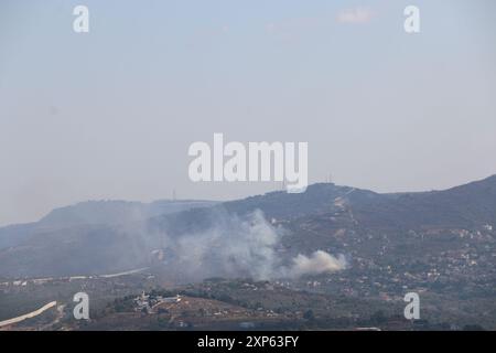 Deir Siriane, Liban. 3 août 2024. De la fumée causée par une frappe aérienne israélienne monte à Deir Siriane, Liban, le 3 août 2024. Un garçon libanais a été tué et sept autres civils blessés samedi après-midi lors de frappes aériennes israéliennes sur des villages libanais du sud, ont déclaré des sources militaires libanaises à Xinhua. Les sources militaires, qui ont parlé anonymement, ont déclaré qu’un drone israélien avait ciblé un petit magasin dans le centre du village de Deir Siriane, dans le sud-est du pays, avec deux missiles air-sol, tuant un garçon libanais et blessant six civils, dont trois enfants. Crédit : Taher Abu Hamdan/Xinhua/Alamy Live News Banque D'Images