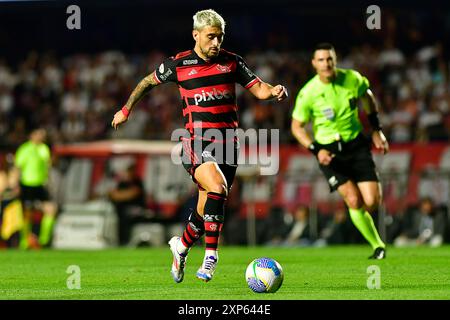 São Paulo (SP), 03/08/2024 - Soccer/São PAULO X FLAMENGO - de Arrascaeta from Flamengo - match entre São PAULO X FLAMENGO, valable pour la 21ème manche du Championnat brésilien, tenue au stade MorumBis, à São Paulo, dans la soirée de ce samedi 03. (Photo : Eduardo Carmim/Alamy Live News) Banque D'Images