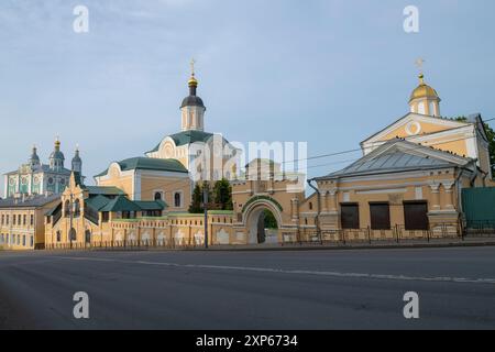 SMOLENSK, RUSSIE - 12 JUILLET 2024 : vue de l'ancien monastère de la Sainte Trinité par un matin ensoleillé de juillet Banque D'Images