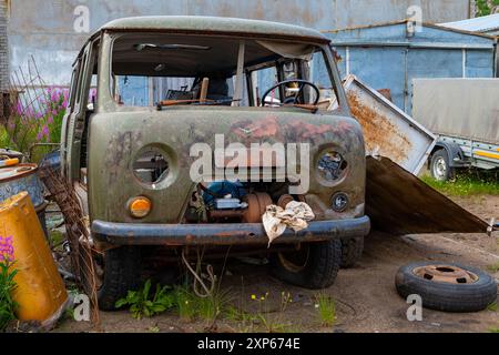 TERIBERKA, RUSSIE - 29 JUILLET 2024 : vieille voiture UAZ-452V (UAZ-2206) démantelée et abandonnée. Vue de face Banque D'Images