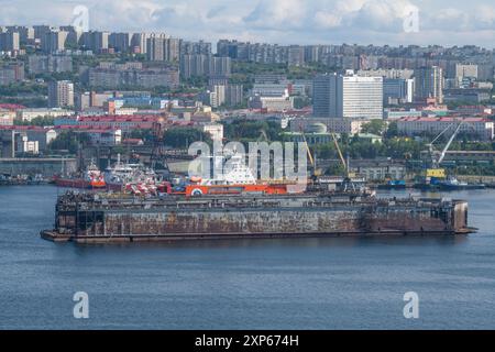 MOURMANSK, RUSSIE - 29 JUILLET 2024 : quai flottant dans la baie de Kola un jour de juillet Banque D'Images