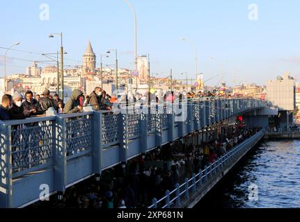 ISTANBUL, TURQUIE-30 OCTOBRE 2021 : personnes non identifiées pêchant sur le pont de Galata Banque D'Images