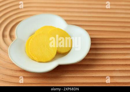 Danmuji ou Takuan, radis Daikon mariné traditionnel japonais et coréen. Banque D'Images