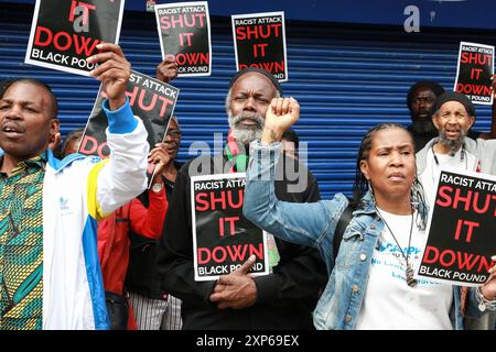 Londres, Royaume-Uni. 03 août 2024. Les manifestants font des gestes et chantent des slogans tout en tenant des pancartes disant « fermez-le » devant le supermarché international après une attaque raciste à Erdington. Six hommes, âgés de 22 à 45 ans, ont été arrêtés après qu'un homme, une femme et un adolescent aient été attaqués à la suite d'un conflit de stationnement devant le magasin en mai. Crédit : SOPA images Limited/Alamy Live News Banque D'Images