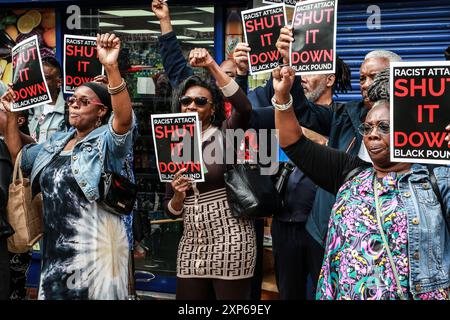 Londres, Royaume-Uni. 03 août 2024. Les manifestants font des gestes et chantent des slogans tout en tenant des pancartes disant « fermez-le » devant le supermarché international après une attaque raciste à Erdington. Six hommes, âgés de 22 à 45 ans, ont été arrêtés après qu'un homme, une femme et un adolescent aient été attaqués à la suite d'un conflit de stationnement devant le magasin en mai. Crédit : SOPA images Limited/Alamy Live News Banque D'Images