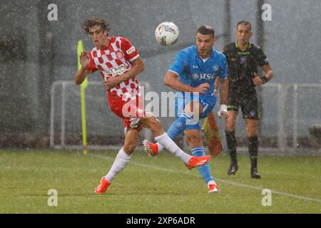 Alessandro Buongiorno de Napoli et Bryan Gil de Gérone en action lors du match de pré-saison entre SSC Napoli contre Girona FC au Stadio Teofilo Patini le 3 août 2024 à Castel di Sangro, Italie. Banque D'Images