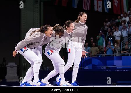 Decines Charpieu, France. 03 août 2024. Paris, France. 03 août 2024. Équipe de France, escrime, match pour la médaille de bronze de l'équipe Sabre lors des Jeux Olympiques de Paris 2024 le 3 août 2024 au champ-de-mars Arena à Paris, France - photo Baptiste Autissier/Panoramic/DPPI Media Credit : DPPI Media/Alamy Live News Banque D'Images