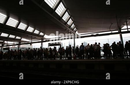 Photo de dossier datée du 28/07/16 de navetteurs attendant sur un quai à la gare Blackfriars, Londres, pendant l'heure de pointe du soir. Certains employeurs sont repoussés à offrir des conseils financiers en tant qu'avantage sur le lieu de travail au milieu de préoccupations que cela pourrait potentiellement finir par se répercuter mal sur eux, a révélé une enquête. Date d'émission : dimanche 4 août 2024. Banque D'Images