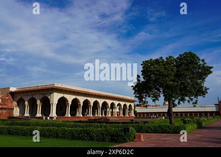 Agra. 3 août 2024. Cette photo prise le 3 août 2024 montre une vue au Fort Rouge d'Agra à Agra, en Inde. Près des jardins du Taj Mahal se dresse le monument moghol du XVIe siècle connu sous le nom de Fort Rouge d'Agra. Cette forteresse de grès rouge englobe, dans ses murs d'enceinte de 2,5 km de long, la ville impériale des dirigeants moghols. Il a été inscrit au patrimoine mondial par l'UNESCO en 1983. Crédit : Wu Yue/Xinhua/Alamy Live News Banque D'Images